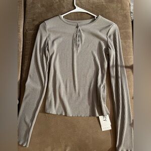 Size Small Women’s Grey Ribbed Long Sleeve Soft Top!!